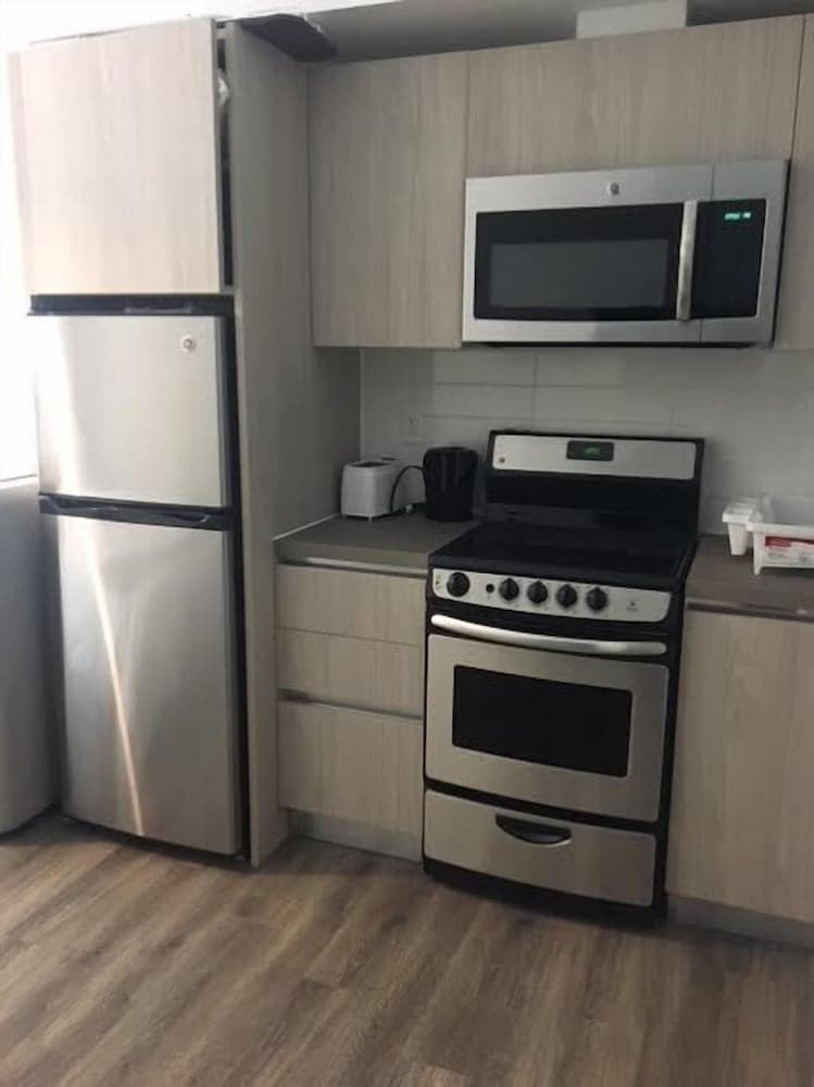 Living Suites Toronto - Queens Park