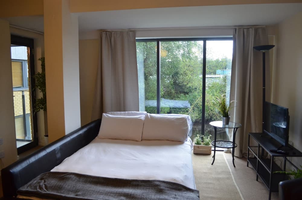 MetroStays - Riverside Apartment