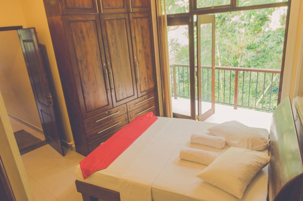 Lake Reach Residence