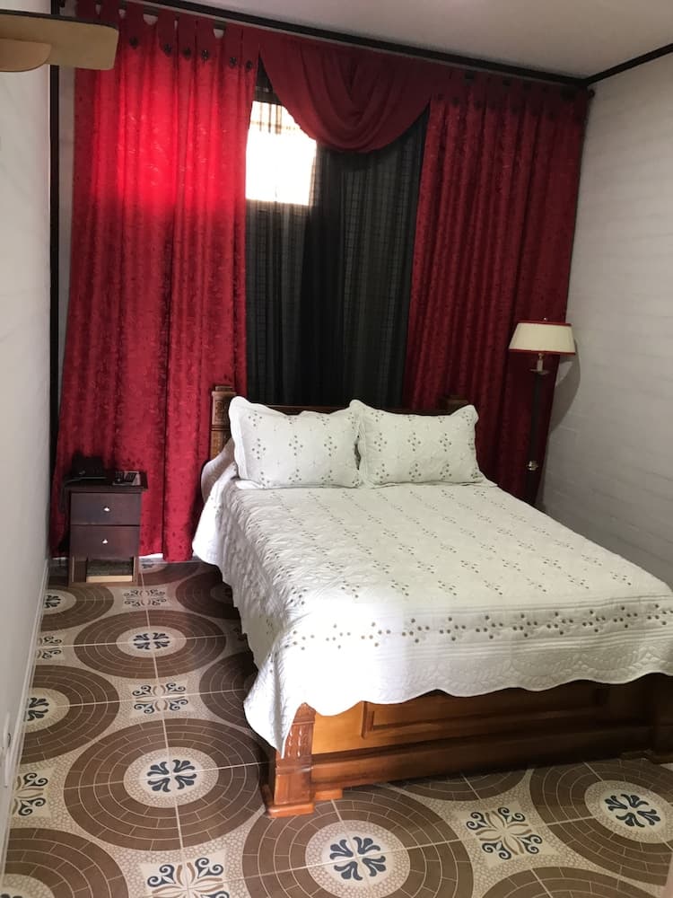 Hollywood Paradise Hotel