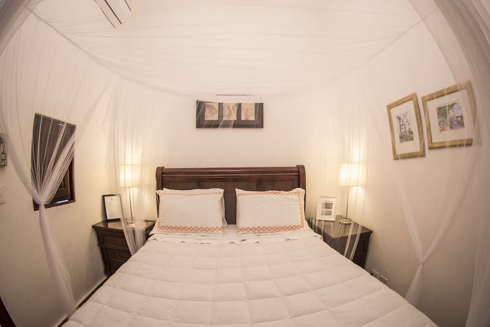 Colonial 154 H Boutique