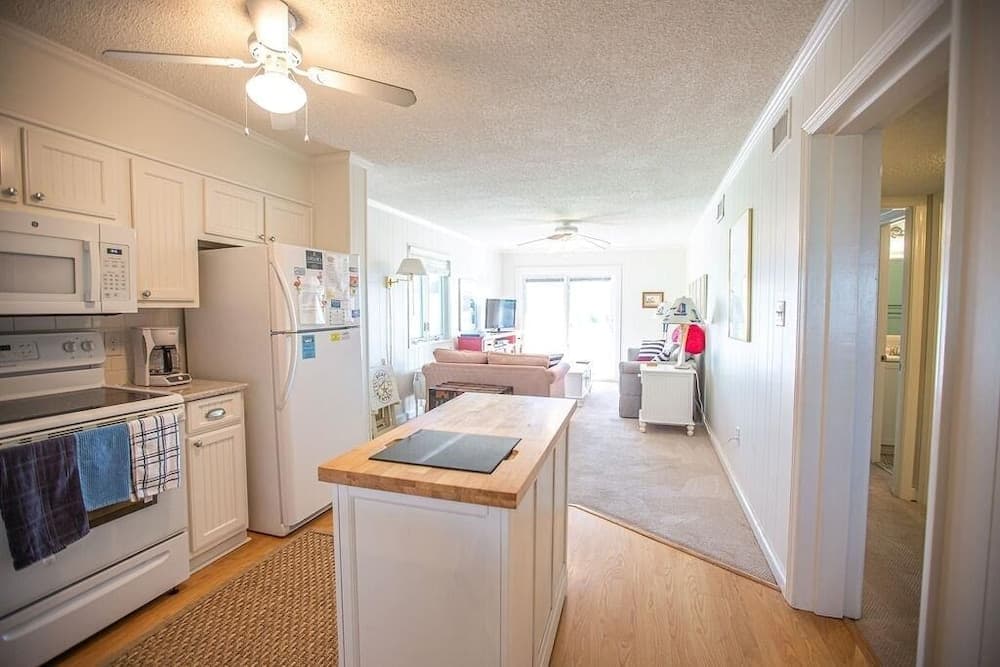 Feelin' Beachy-7a 2 Bedroom Home by RedAwning