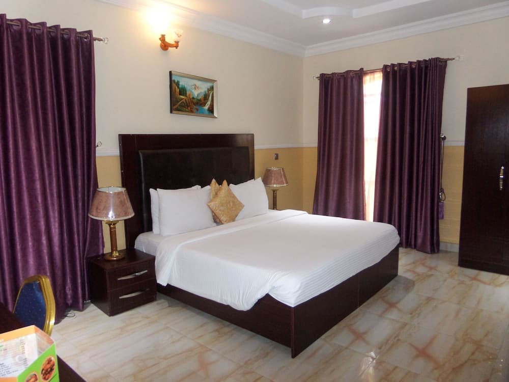 B's Hive Hotel & Suites