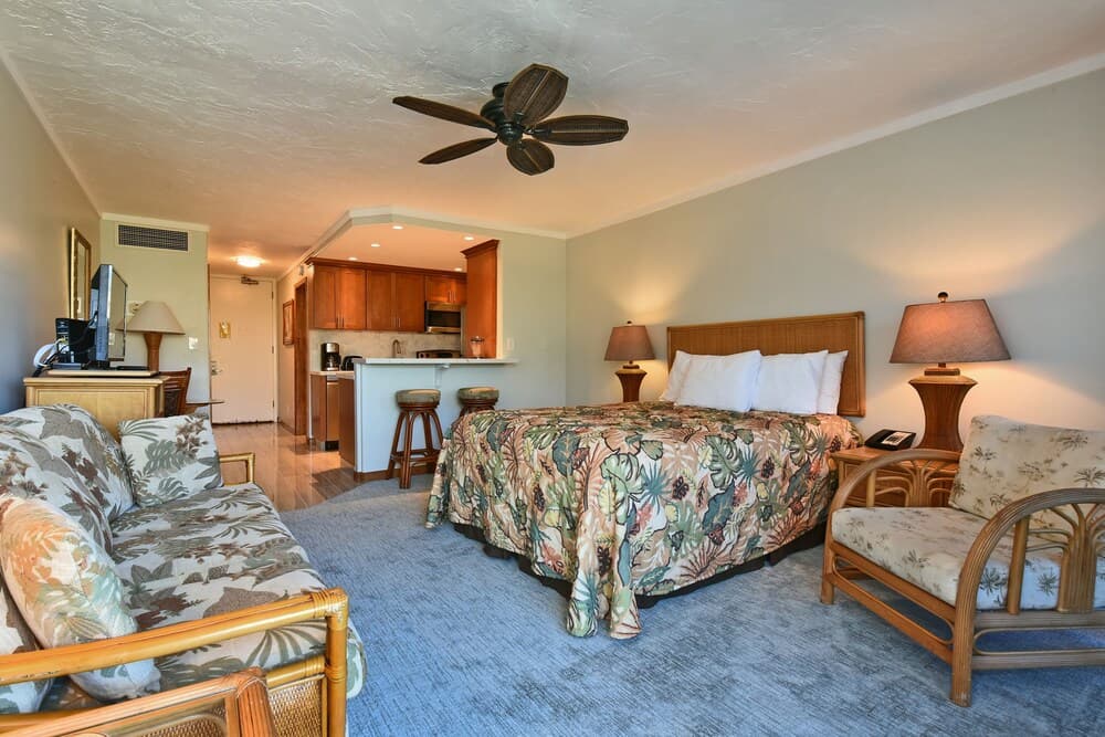 Lahaina Shores #532 Studio Bedroom Condo by RedAwning