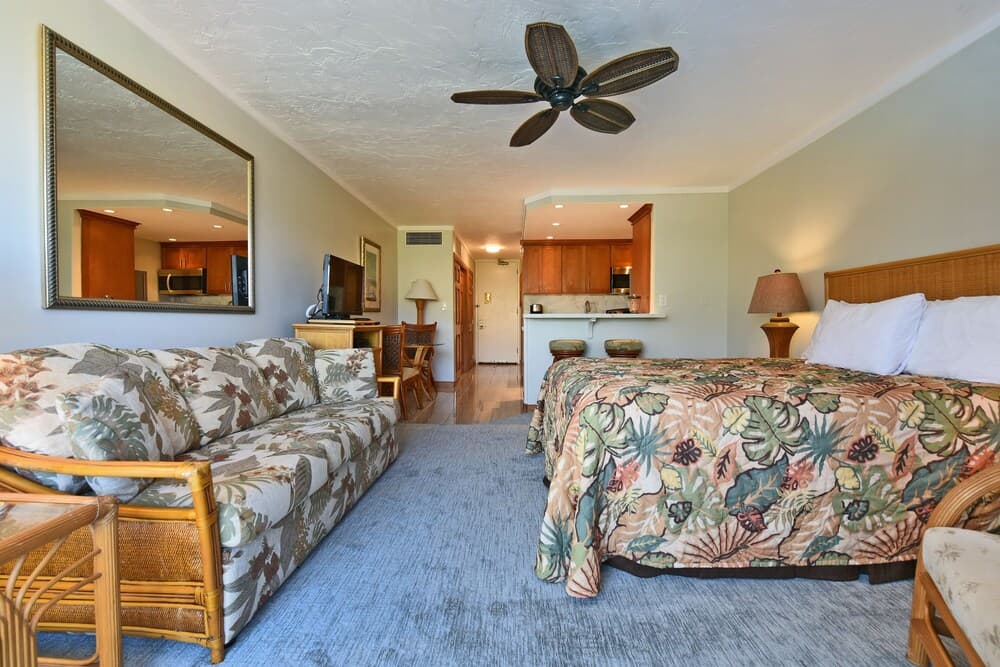 Lahaina Shores #532 Studio Bedroom Condo by RedAwning
