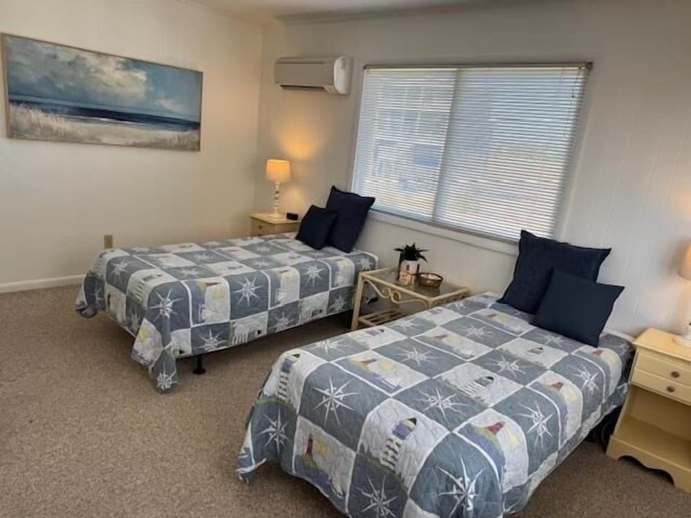 Eastside  3 Bedroom Home by RedAwning