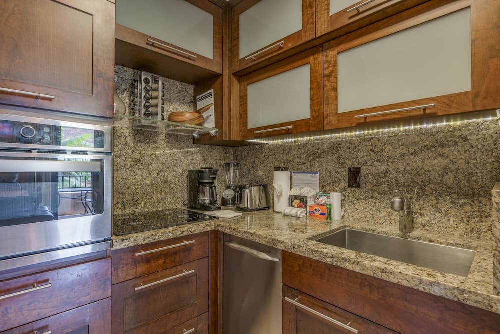 Paki Maui #109 1 Bedroom Condo by RedAwning