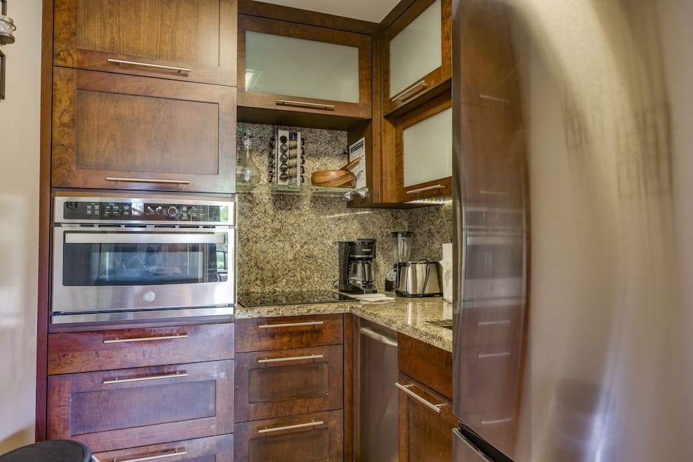 Paki Maui #109 1 Bedroom Condo by RedAwning