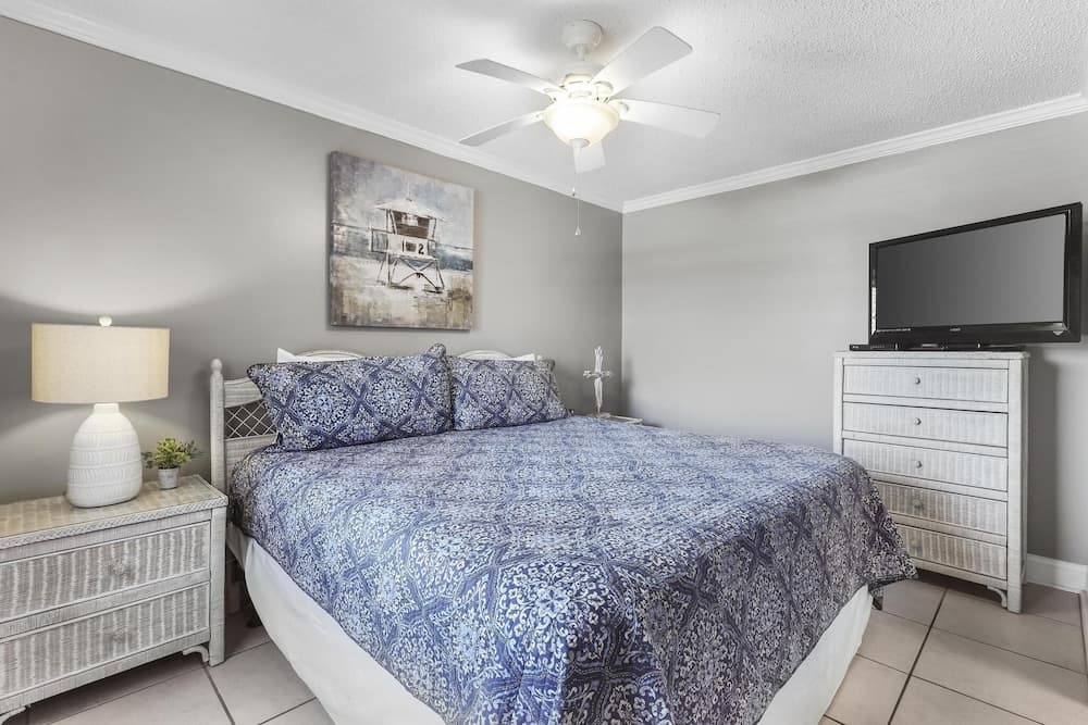 Ocean House 1903 2 Bedroom Condo by RedAwning