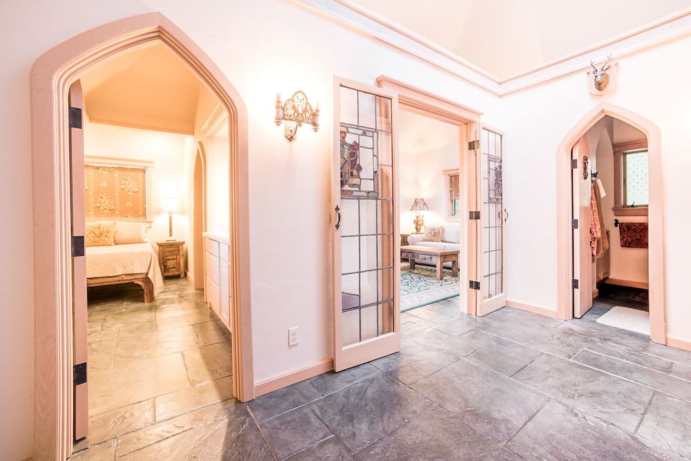 HIGHLANDS CASTLE overlooking Lake George.. plus 2 other Castles!