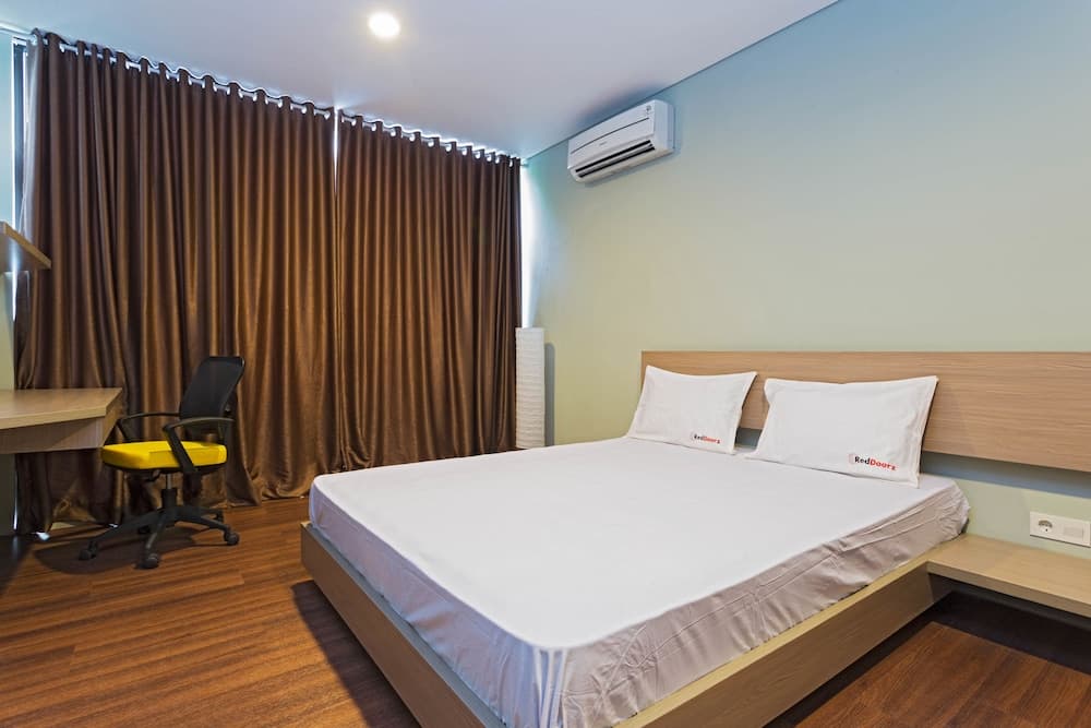 RedDoorz near Lippo Village