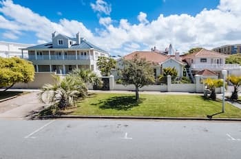 First Avenue Guesthouse