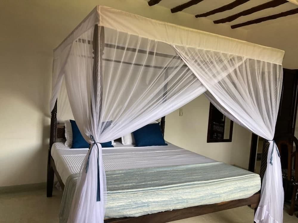 Queen K Cottages At Chrystal Homes