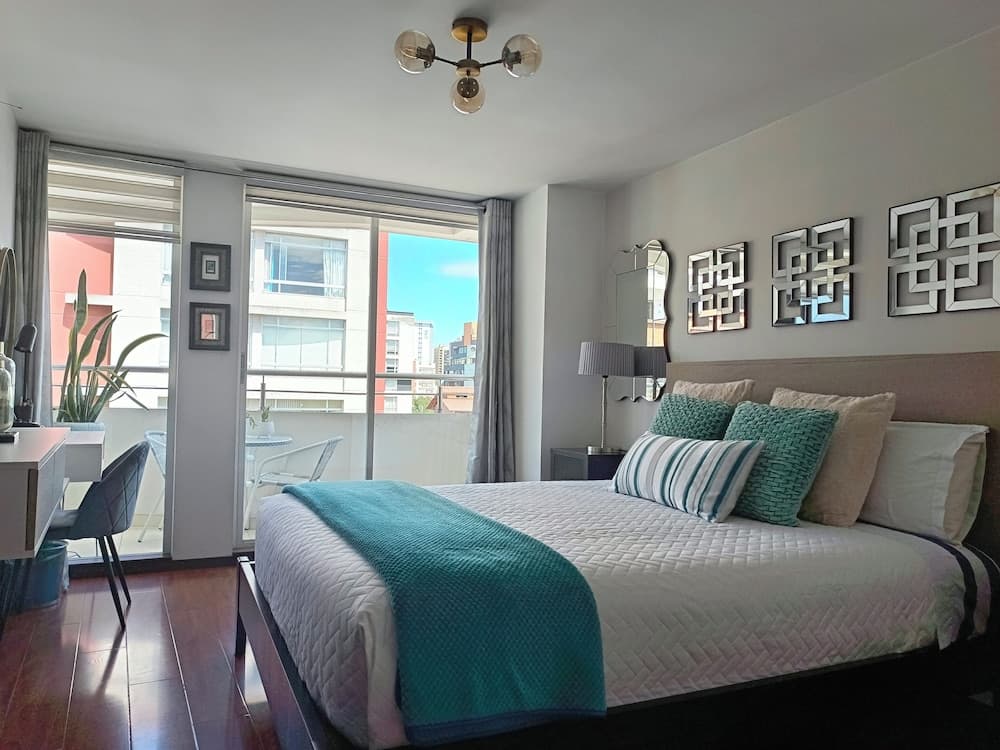 PLAZA FOCH Area - APARTMENTS with Balcony