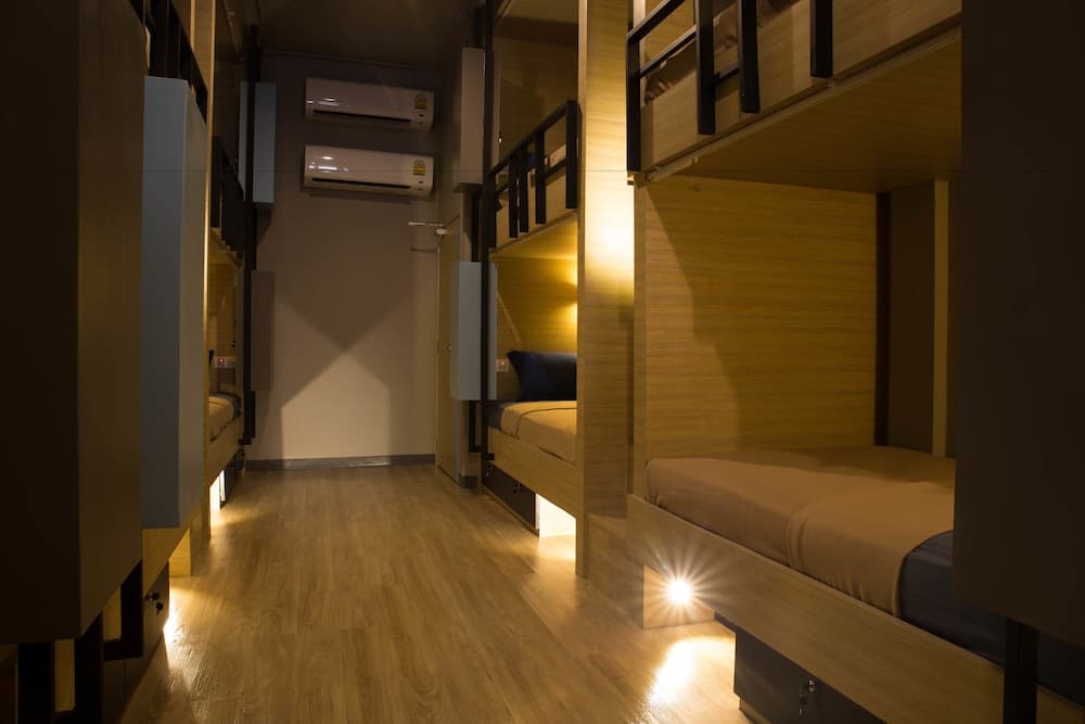 Bed Box Khaosarn Hostel