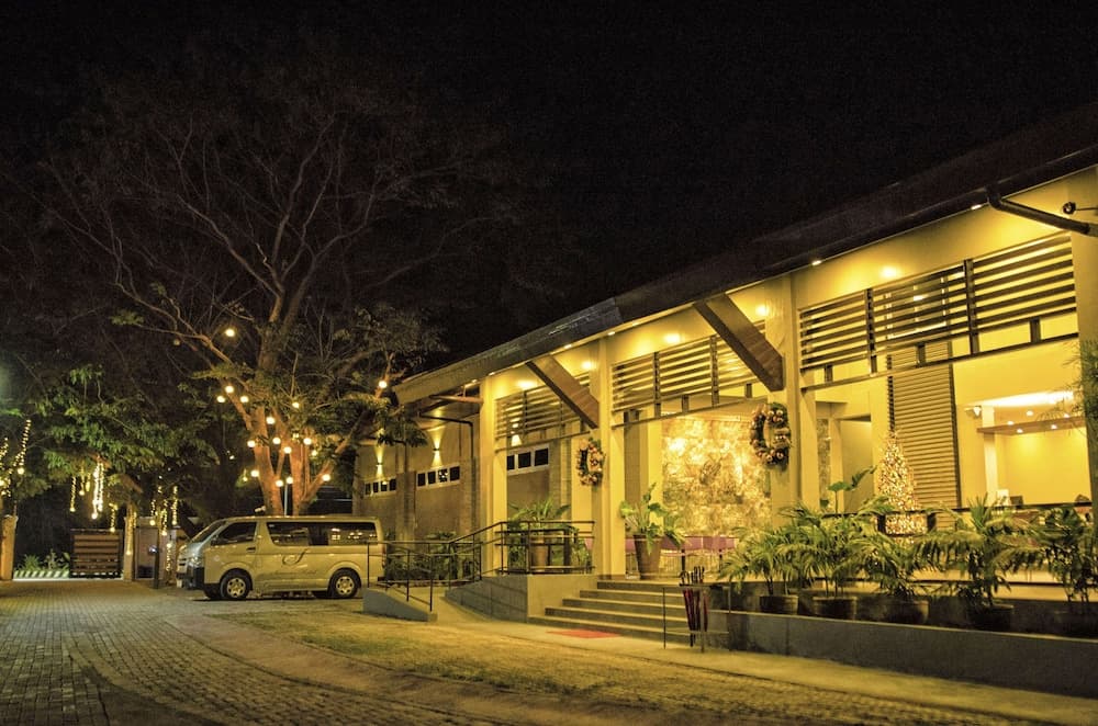 Seasons Hotel and Convention Center