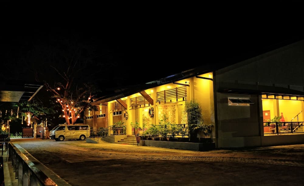 Seasons Hotel and Convention Center