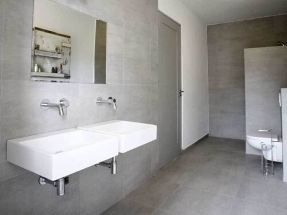 J E T S E T Giant Stylish Contemporary Villa at Spanish Water Bay