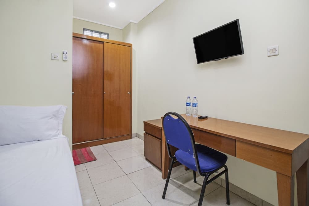 RedDoorz Plus near Ciputra World Kuningan 2