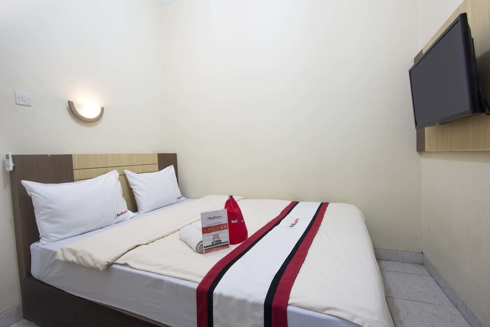 RedDoorz Plus near Stadion Mandala Krida