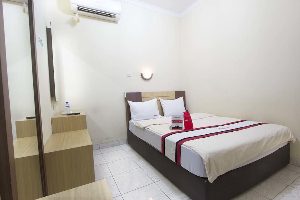 RedDoorz Plus near Stadion Mandala Krida