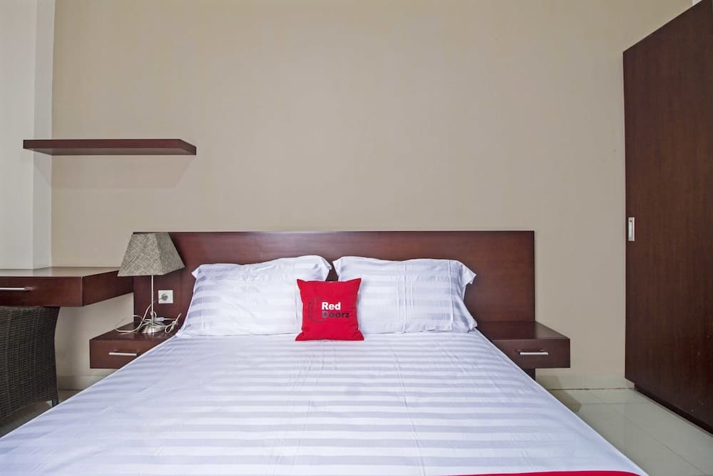 RedDoorz Plus Near Ambassador Mall