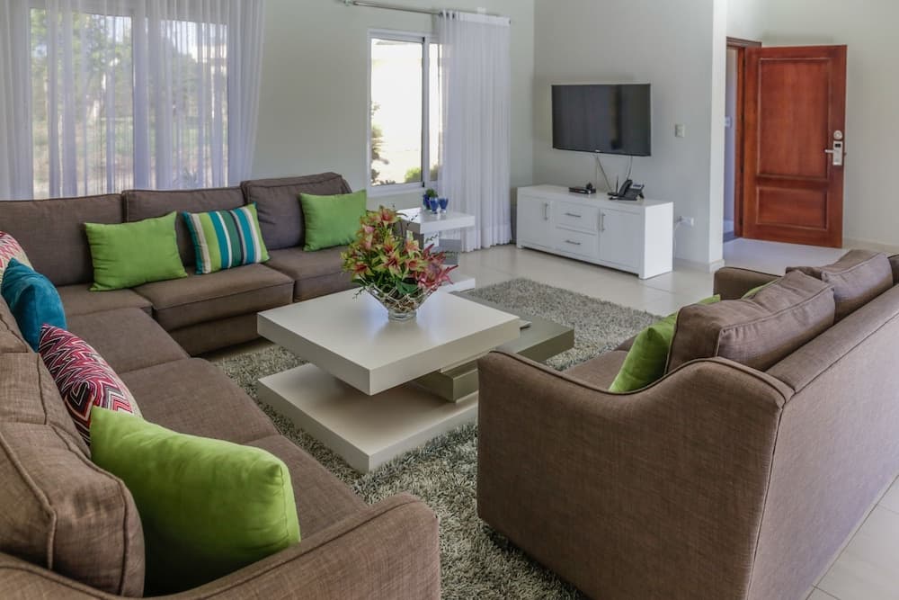 Villa with 4 Master Bedrooms w En-suite Bathrooms