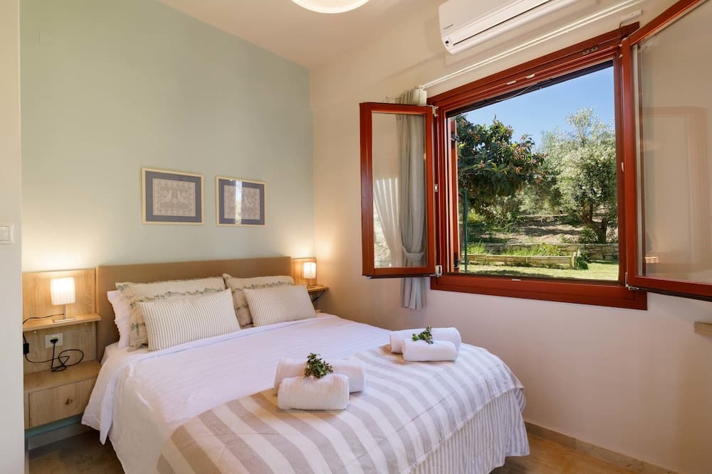 Lily's cottage, secluded, sea view villa with private pool and gardens. 1062101