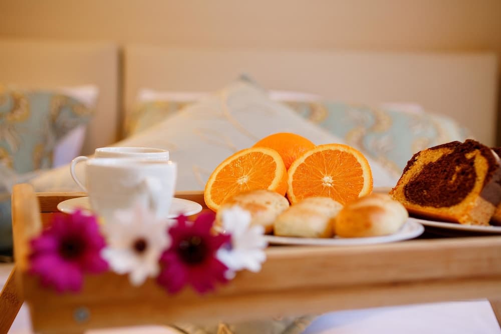 Lily's cottage, secluded, sea view villa with private pool and gardens. 1062101