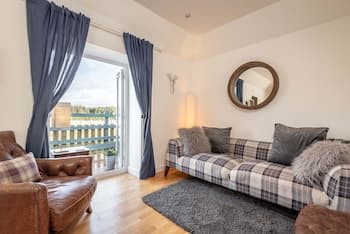 Redlands Country Lodge Log Cabin Apartments & WeeBothy