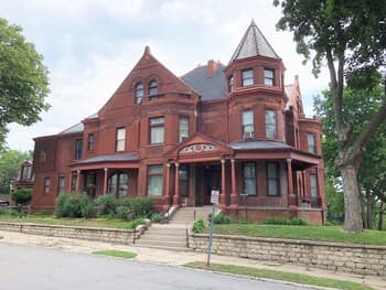 Vineyard Mansion & Carriage House Bed & Breakfast