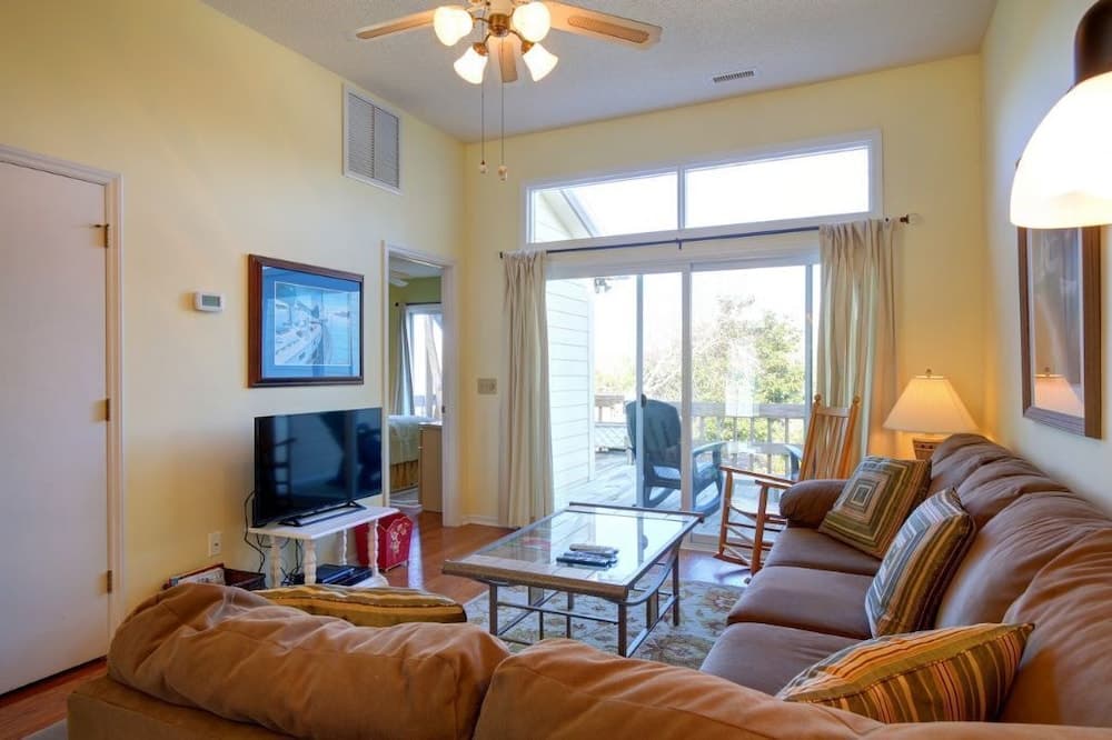 Toadally Relaxin' 2 Bedroom Home by RedAwning