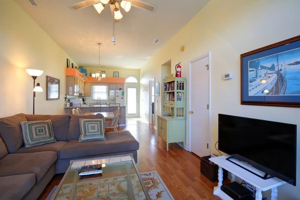 Toadally Relaxin' 2 Bedroom Home by RedAwning