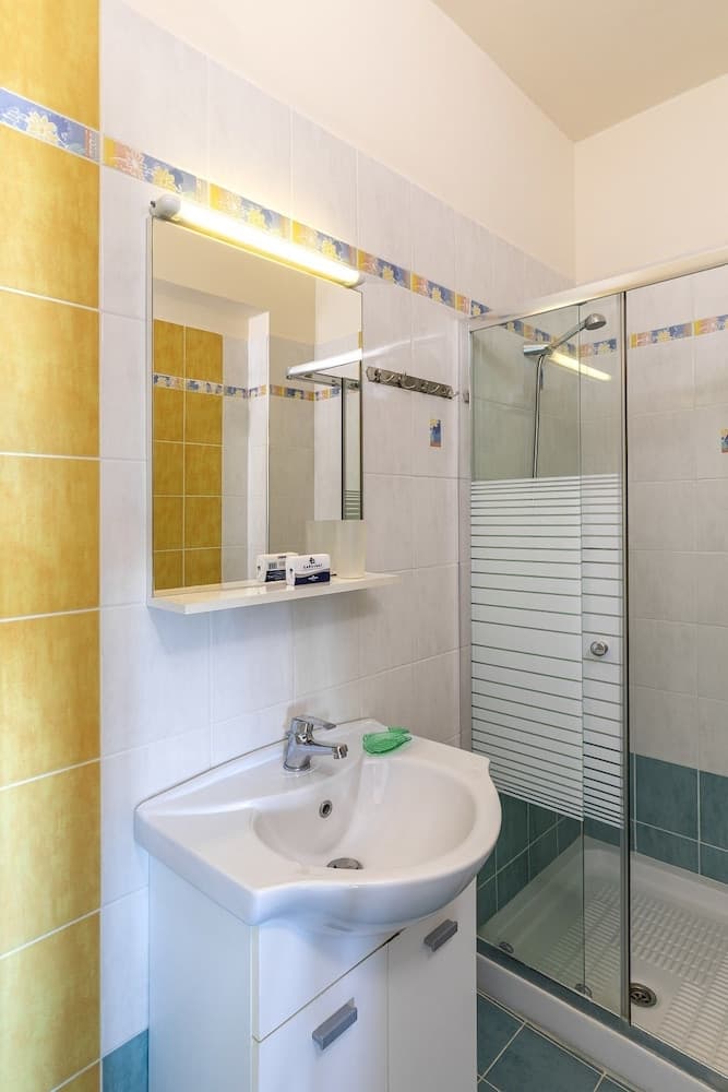 Live by the sea at House Almyra