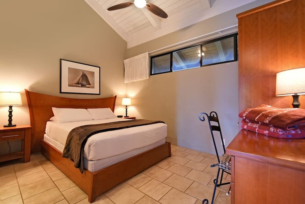 Papakea #c404 3 Bedroom Condo by RedAwning