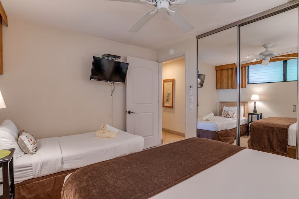 Papakea #g106 2 Bedroom Condo by RedAwning