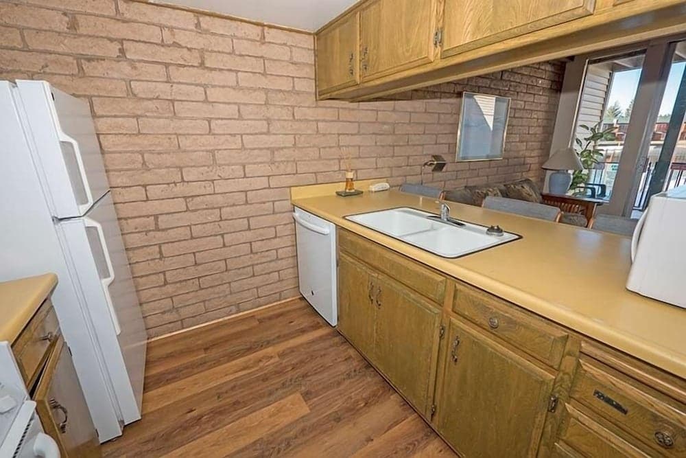 439 Ala Wai, 140 3 Bedroom Condo by RedAwning