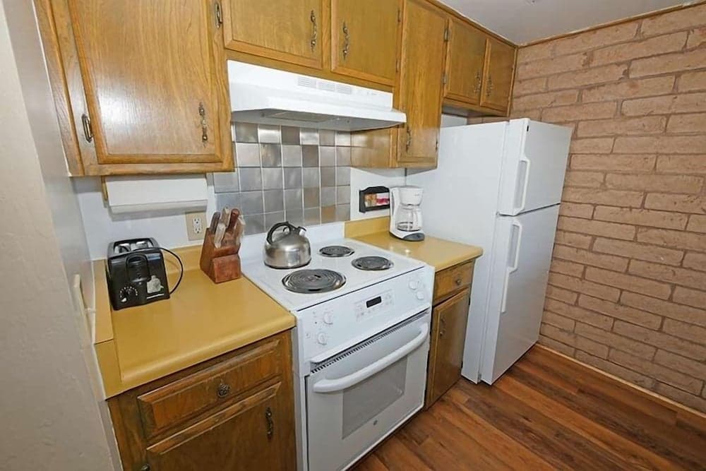 439 Ala Wai, 140 3 Bedroom Condo by RedAwning