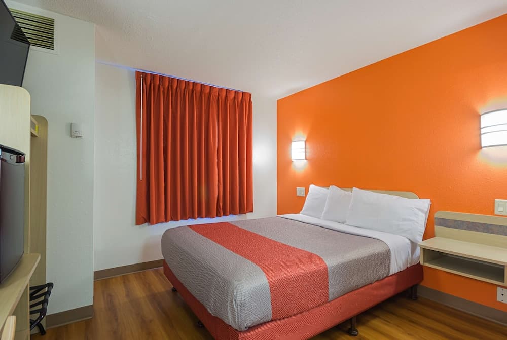 Motel 6 Whitby, ON - Toronto East