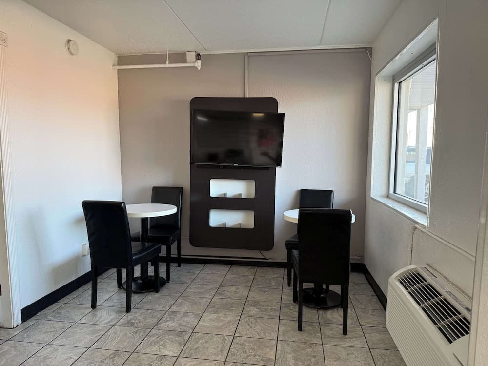 Motel 6 Joliet, IL - I-80