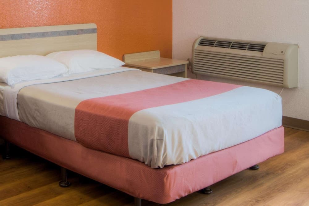 Motel 6 Niantic, CT - New London