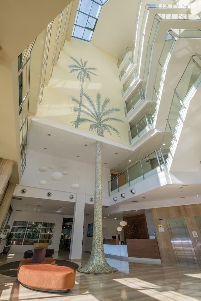 Hotel California Palace