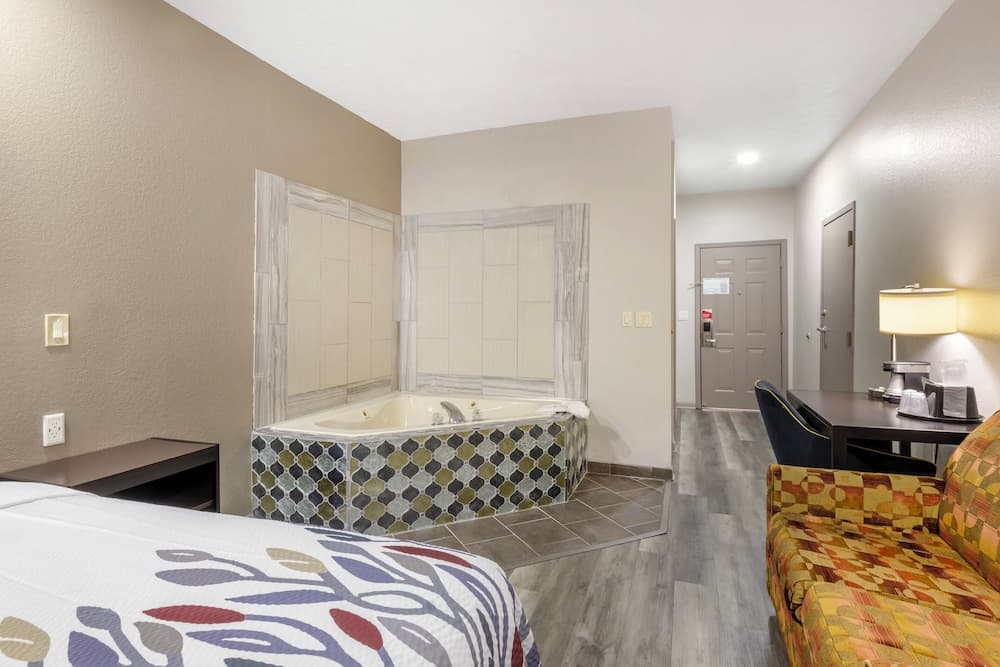 Red Roof Inn & Suites Clinton, MS