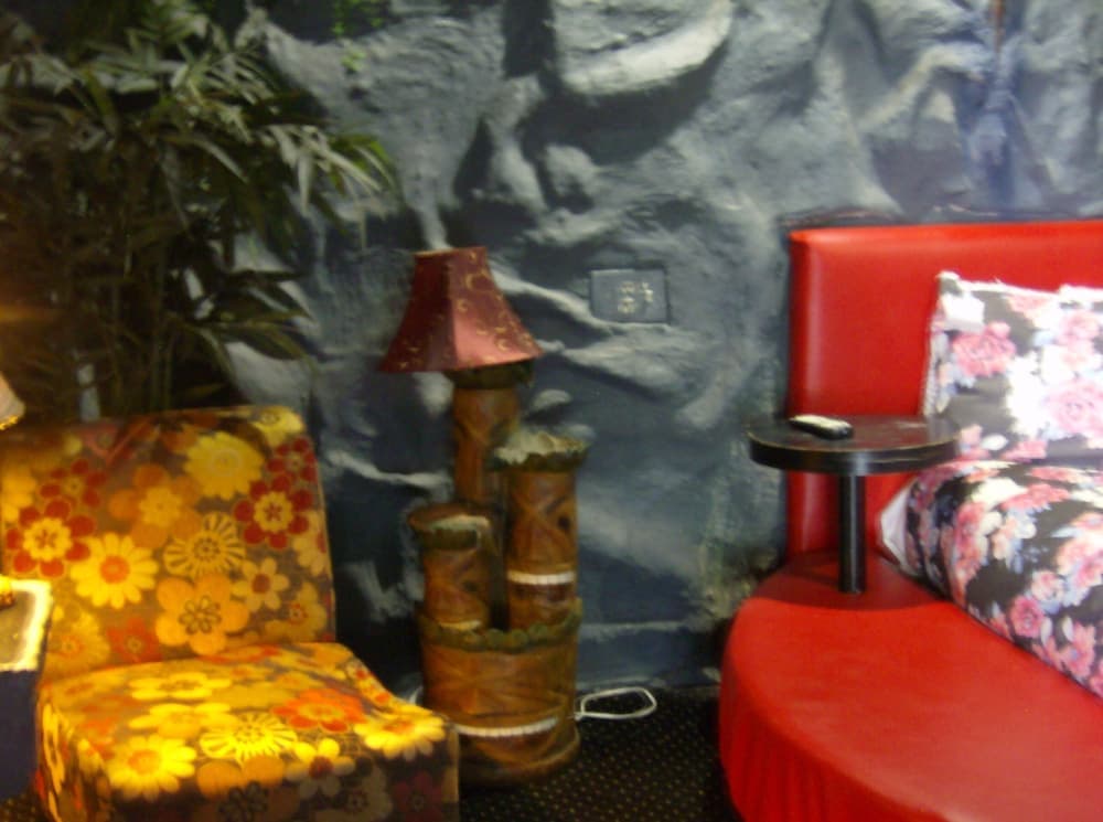 Days Inn & Suites by Wyndham Terre Haute