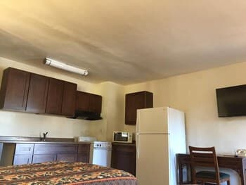 Colonial Pool and Spa Motel