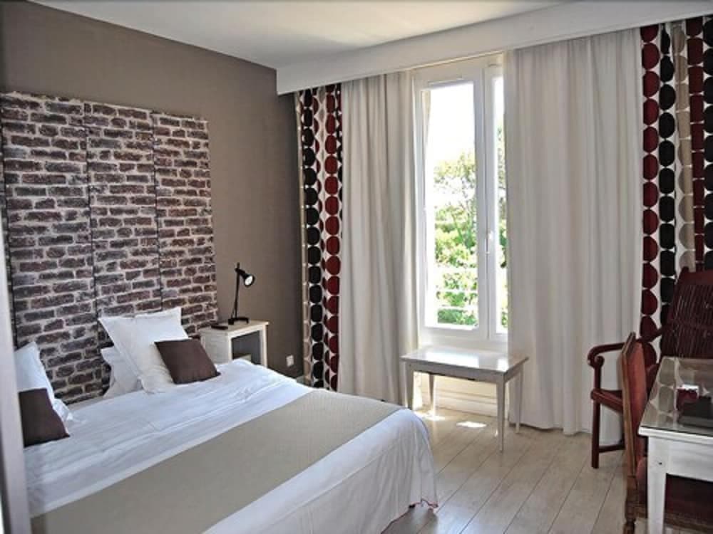 Les Aubuns Country Hôtel