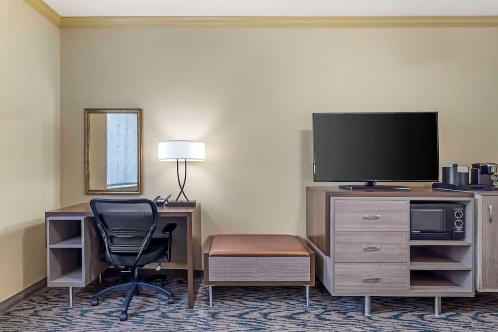 Best Western Plus Crown Colony Inn & Suites