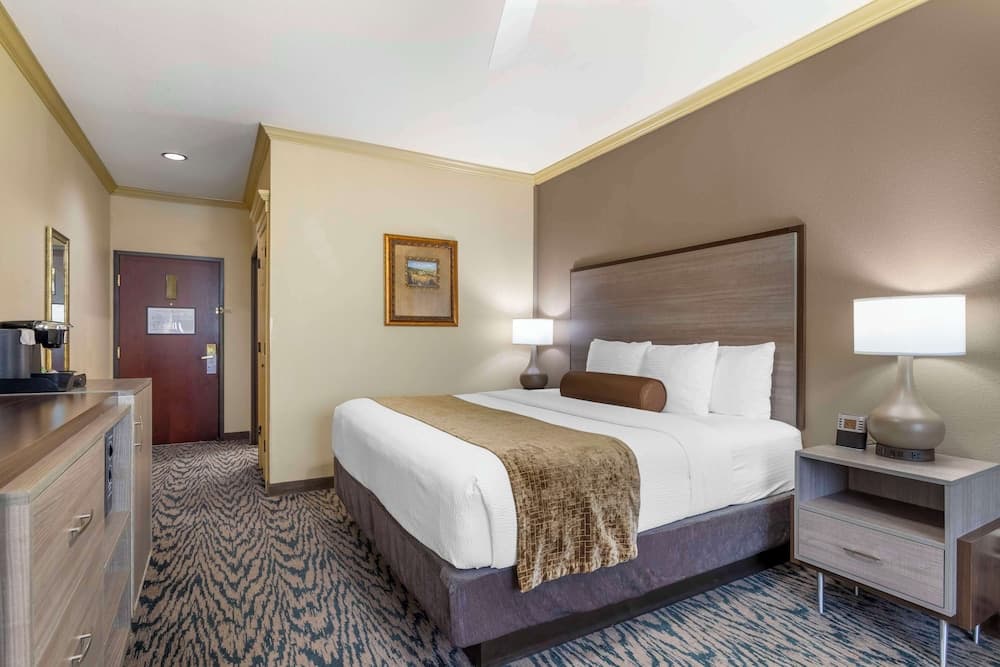 Best Western Plus Crown Colony Inn & Suites