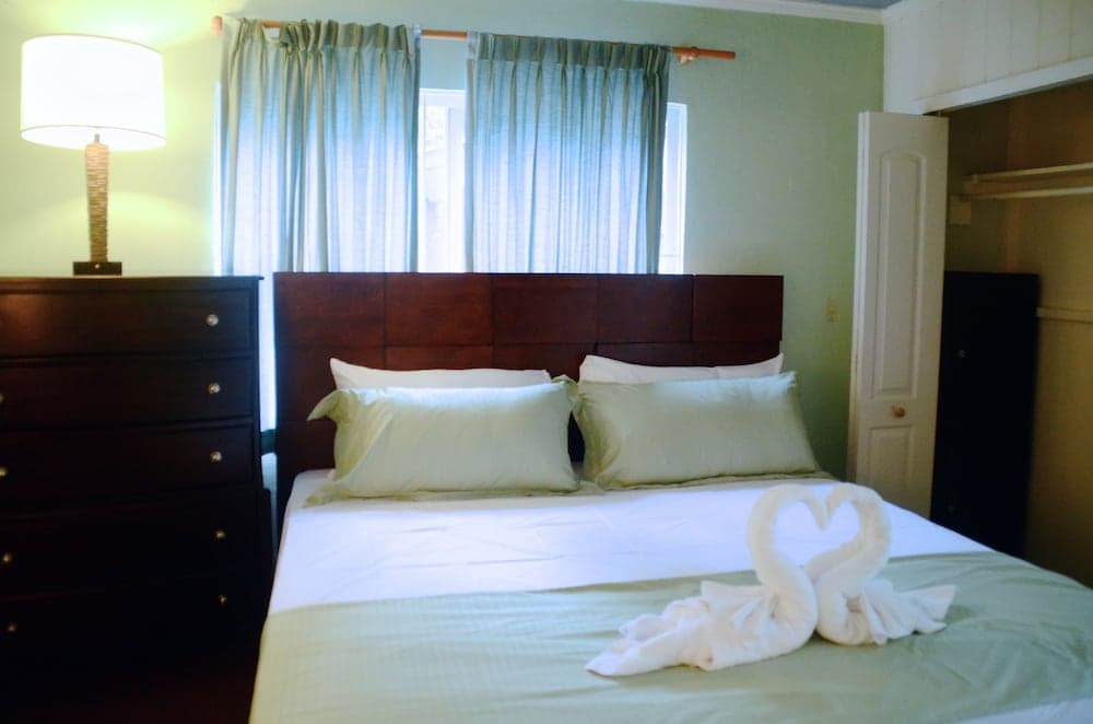 Coral Harbour Beach House And Villas