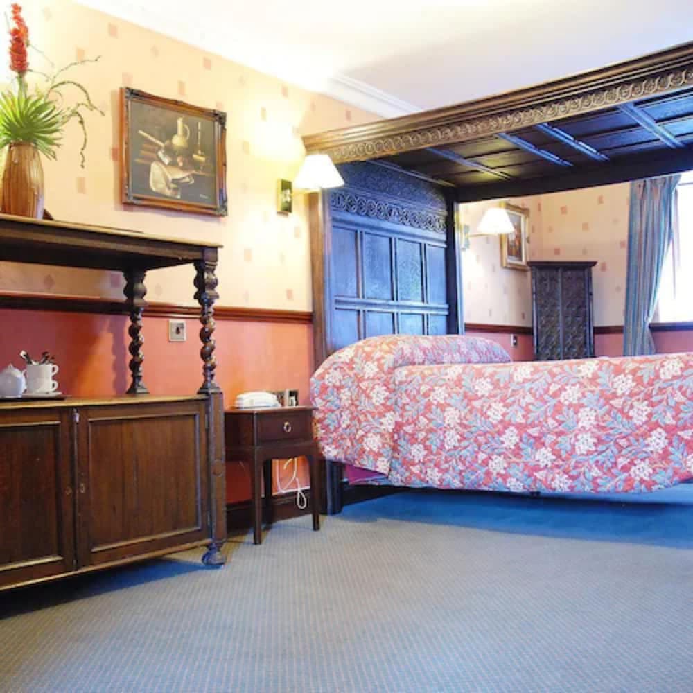 Crown and Cushion Hotel